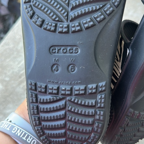 Crocs animal print women’s sandals size 6 - Picture 5 of 5